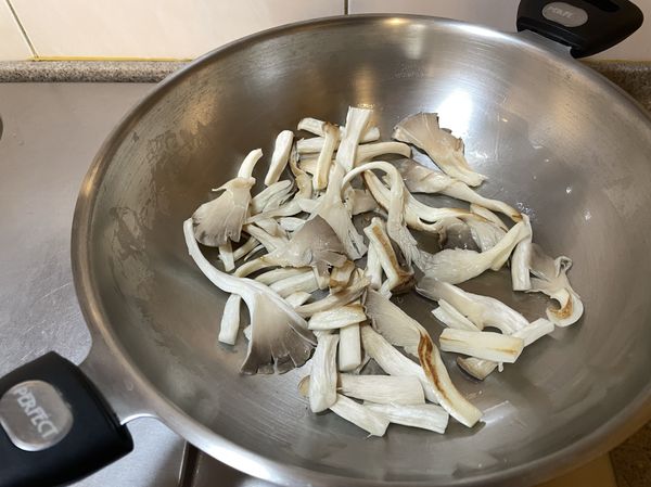 菇類煎微焦，煮湯比較香，盛起備用