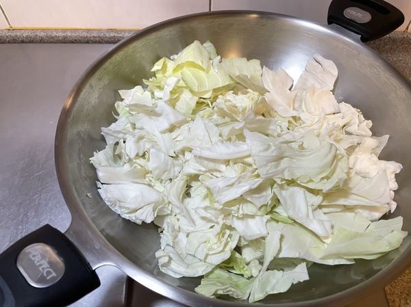 高麗菜稍微炒過7分熟，盛起備用