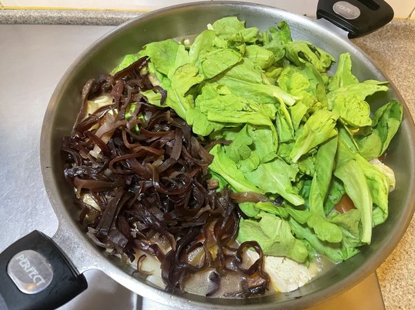 放入茼蒿、木耳，煮約2-3分鐘