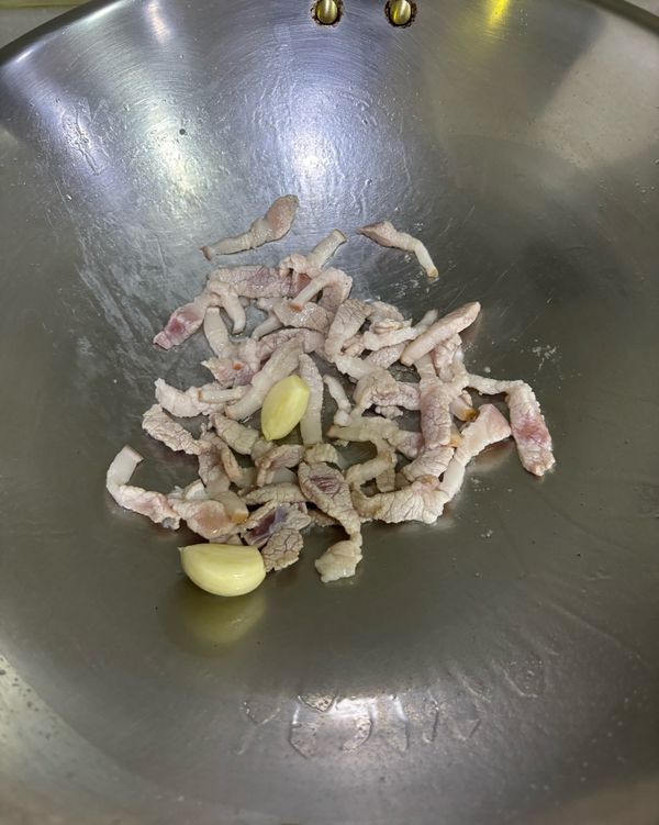 適量的油放入五花肉絲及蒜頭
炒至五花肉絲出油