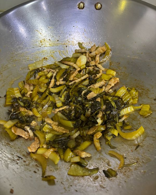 肉絲炒出油之後加入酸菜一起炒
適量的蠔油及糖調味即可
我因為不吃辣所以沒放辣椒