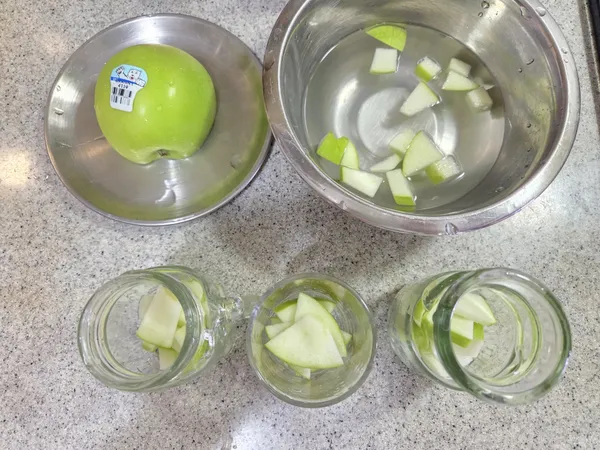 華聖頓青蘋果搓洗乾淨，切小丁泡鹽水（食譜外）避免變色，準備果凍杯或耐熱容器，將蘋果丁瀝乾水份放入果凍杯中