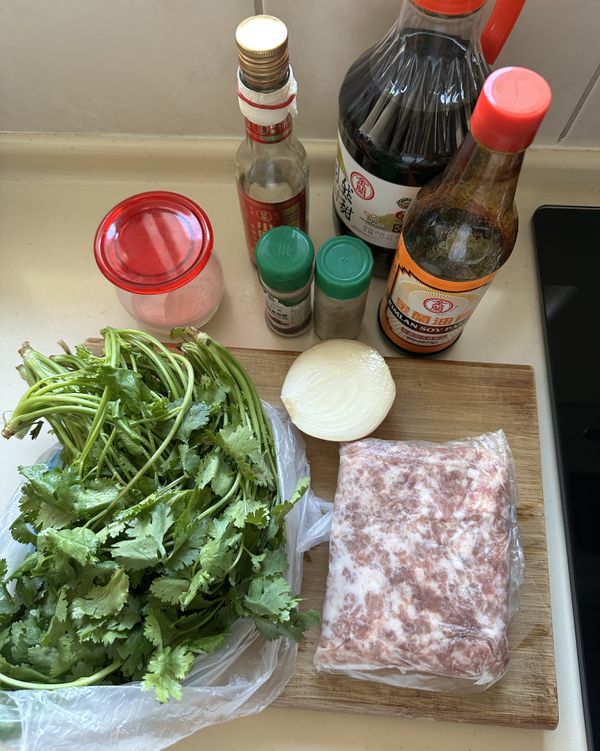 豬絞肉
洋蔥（切細末）
香菜（切末）
醬油、醬油膏、鹽、胡椒粉