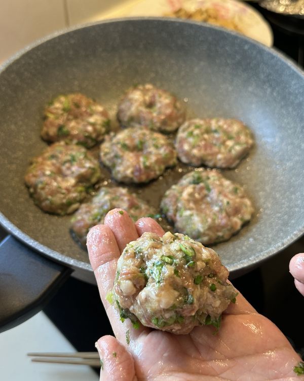 將肉餡分成幾等份，用雙手互相拍打，將空氣排出後，捏成圓扁狀的漢堡排。
在平底鍋中放少許油，用中小火煎漢堡排，一面煎至金黃定型後翻面，煎至兩面金黃熟透即可。