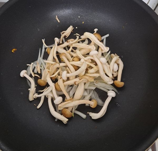洋蔥洗淨切絲，鴻禧菇，美白菇洗淨。
少許油，炒香洋蔥，菇類至熟，取出備用。