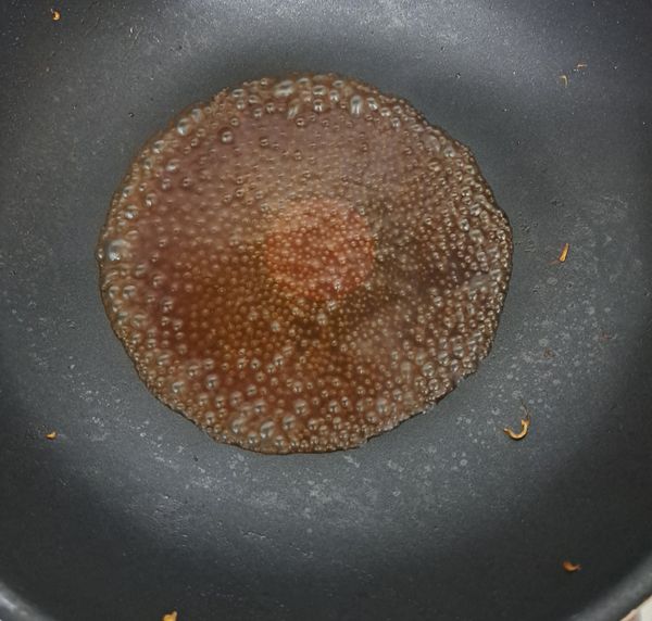 原鍋，放入醬油，十全烏醋，糖，少許水煮開後，用太白粉勾薄芡，備用。