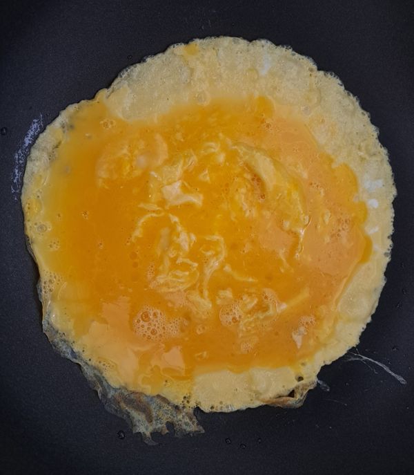 將蛋衛生打法，鍋中少許油放入蛋液約3分熟。