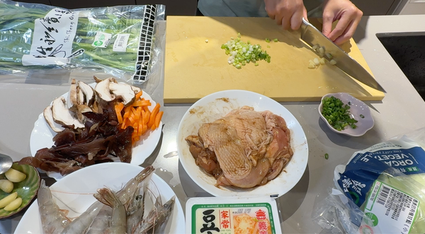 切蔥花, 蒜末要鋪在鮮蝦粉絲煲上一起蒸