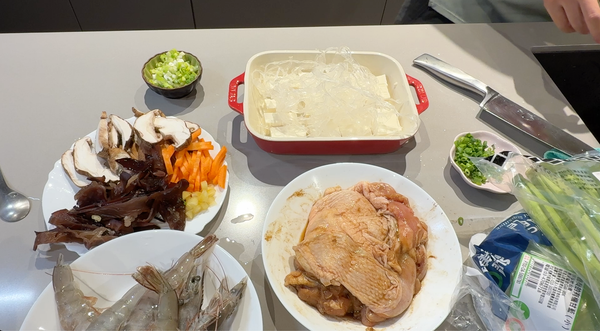 粉絲先泡軟，等等更入味