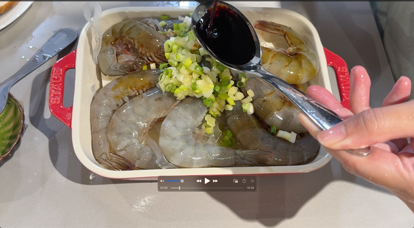 加入調味料, 醬油與白胡椒粉