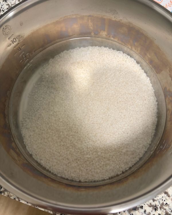 把兩杯圓糯米洗乾淨，泡水1.5到2個小時