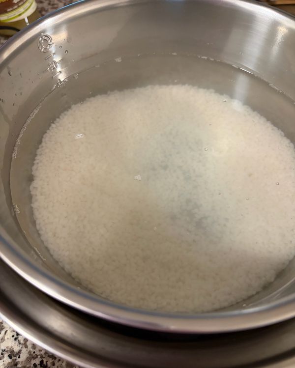 泡好的米，瀝乾之後加入12杯水放進去電鍋裡面