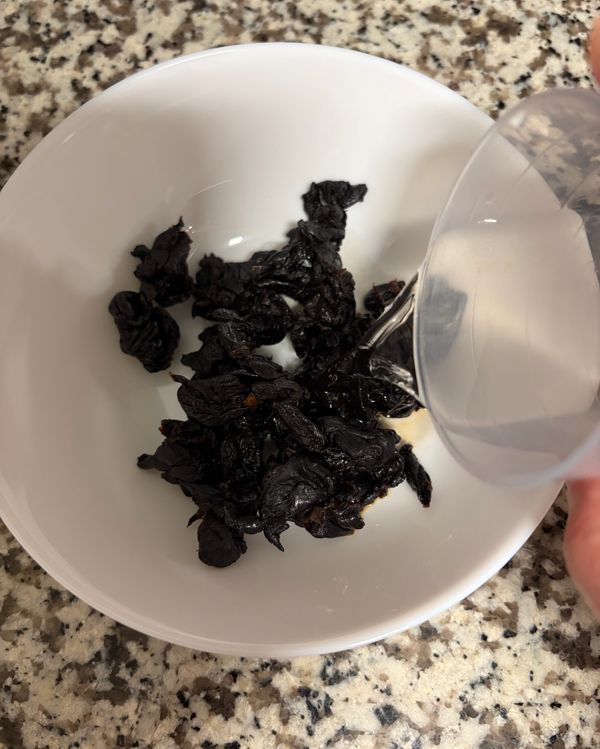 1.5杯的桂圓用一杯米酒泡著