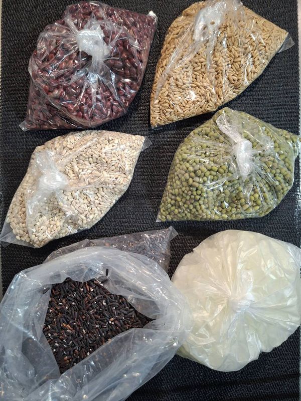 為了要煮甜湯，我去雜糧行買了紅豆、毛綠豆、大麥仁、燕麥、長糯米、紫糯米、冰糖等