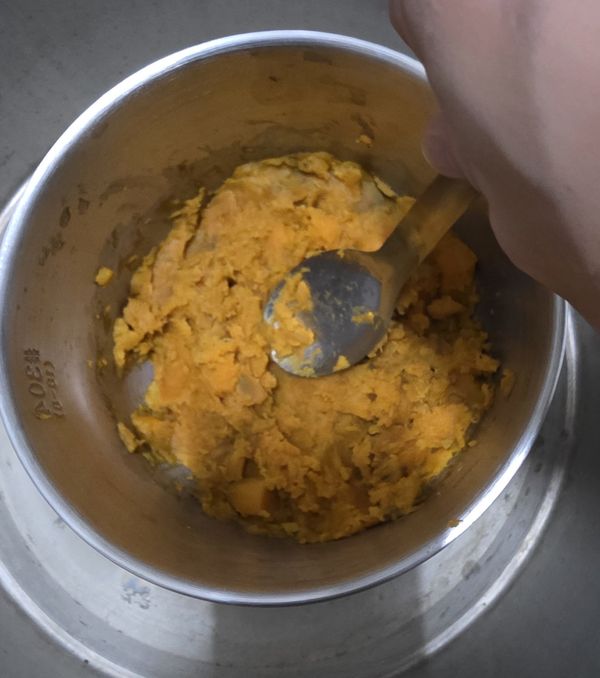 將紅薯去皮切小塊，放入電鍋將紅薯蒸熟，接著按壓成泥。