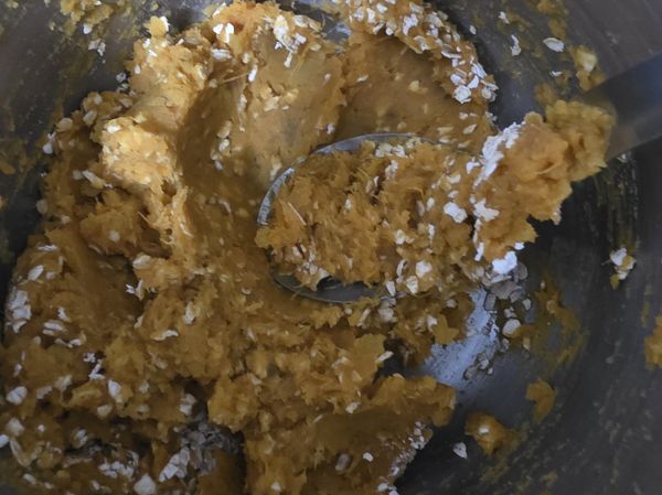 加入燕麥片攪拌均勻。