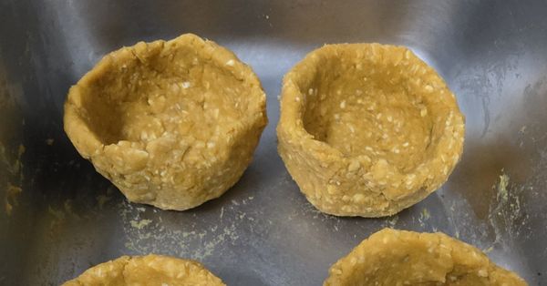 取一塊捏成蛋塔皮。