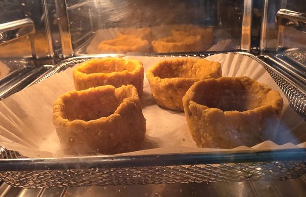 將蛋塔皮放入氣炸烤箱，160度 10分鐘。後放涼。