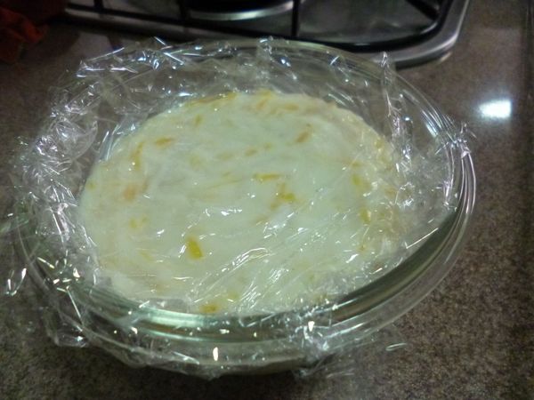 放涼的時候，記得在上方蓋上一張耐熱的保鮮膜，請完全平貼表面，以免結皮影響口感。