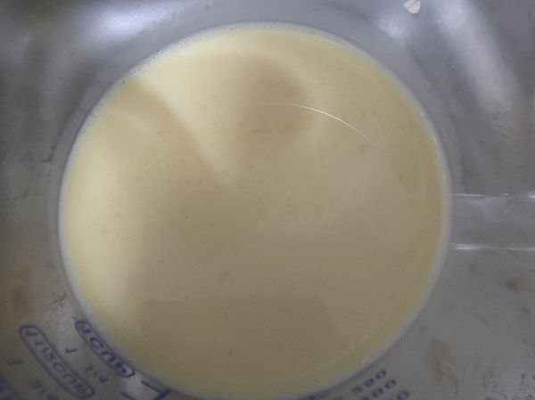 蛋塔液製作：
雞蛋+鮮奶+糖粉 攪拌均勻，過篩。