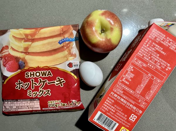 ●雞蛋從冷藏取出洗過。
●鬆餅粉可選自己喜歡的品牌。
●豆漿或鮮奶買習慣品牌即可。