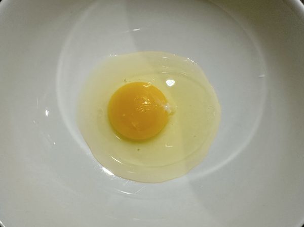 ●之前分享過做烘焙有使用蛋，建議先把蛋打在要攪拌麵糊的碗公裏，確保雞蛋新鮮不是壞的。