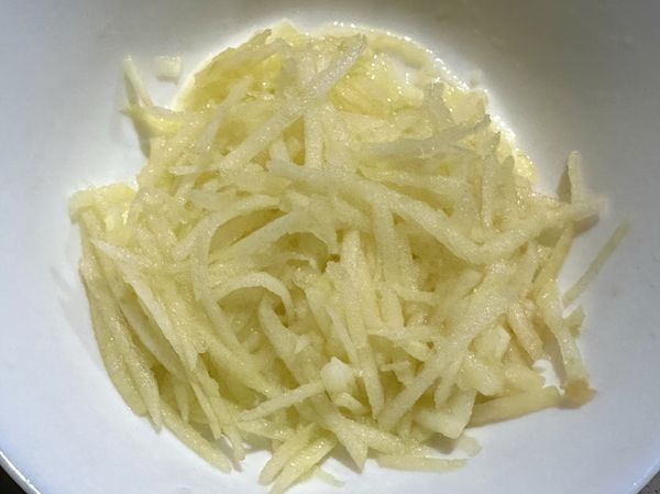 ●蘋果洗淨削皮後切對半，切掉蘋果核，再用挫刀刨絲，泡在加1/6小匙鹽的冷開水中避免氧化後取出瀝乾。