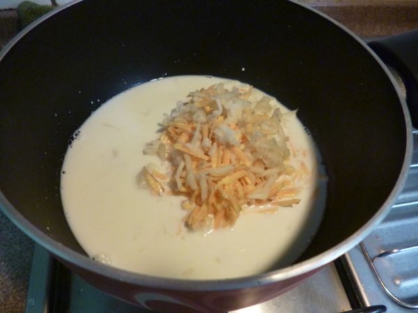 將鮮奶a、糖、地瓜、荸薺放入鍋中，以中小火加熱至牛奶快滾沸，即可關火。