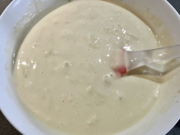 ●鬆餅麵糊的濃稠度辨識：撈勺拉起麵糊會慢慢滴下即可 ，太稠鬆餅口感會太硬，麵糊太稀鬆餅會沒香氣。