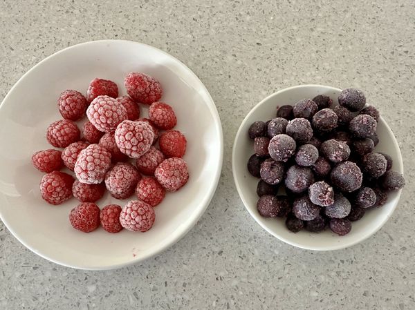 ●用乾淨湯匙將莓果裝在小碟裡，這樣要擺盤取用比較方便。