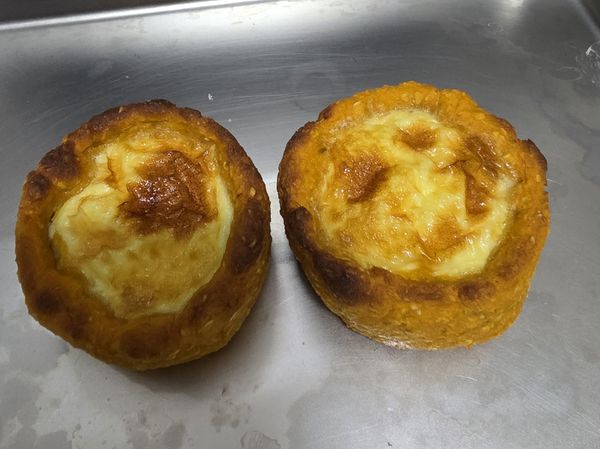 烤至蛋塔液表面微焦就可出爐了。
放涼後即可享用燕麥紅薯塔。