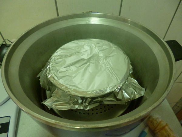 表面蓋上鋁鉑紙（或盤子），放入電鍋，外鍋2杯水，跳起後，呈現凝固狀，就可以取出了。