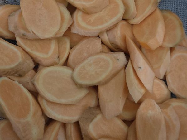 紅薯切片，切成等厚度。