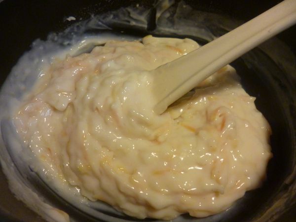 將玉米粉加入鮮奶b中，拌勻，倒入步驟2的鍋中，拌勻後，再開火，以中小火邊加熱邊攪拌。拌至出現凝結，就馬上關火，以鍋子餘溫拌至所有材料成為同一質感，就可以了。