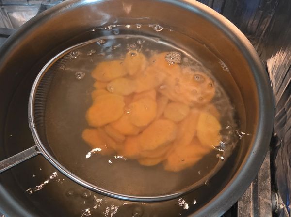 水煮滾了，將紅薯片倒入鍋中，燙3分鐘撈起。