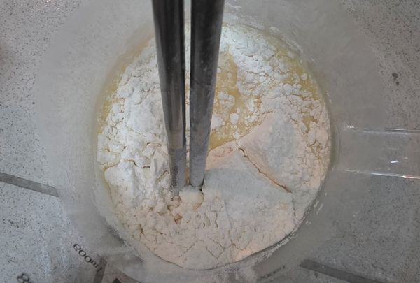 碗裡加3個雞蛋+50克糖粉+120毫升牛奶，攪拌均勻。在+120克麵粉，攪拌至無顆粒就可。