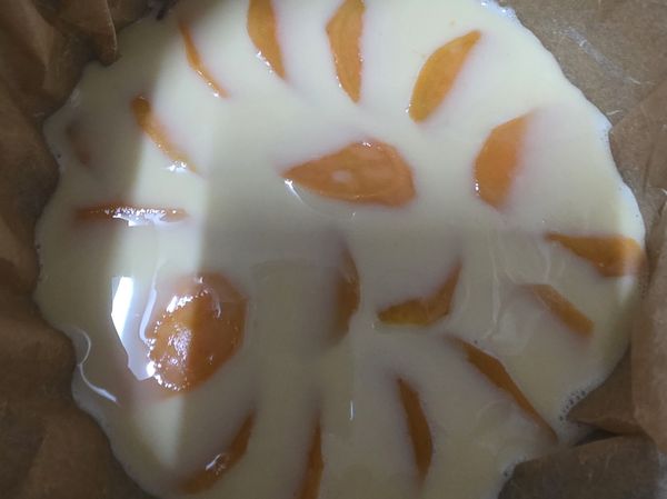 烤盤墊上烘焙紙，先用麵糊打底，上面在鋪上一層紅薯片，紅薯上在鋪上一層麵糊，就這樣反反覆覆的，一層紅薯，一層麵糊，做了3層。