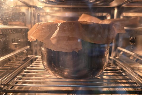 放入預熱至200°C的氣炸烤箱中，現開下火烘烤20分鐘（上火不要開），20分鐘後，在開上 下火，200°C烘烤15分鐘。