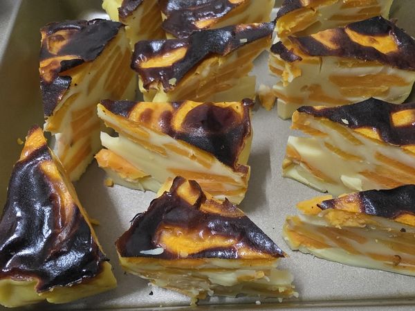 切片撒些糖粉，熱熱吃。享用紅薯千層蛋糕。
我做的有點失敗，上面烤的時間太久，導致蛋糕表面發黑，可以再調整烘烤時間和溫度。