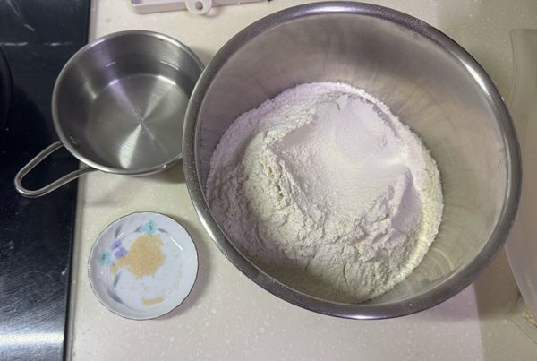 中筋麵粉過篩
加入鹽巴後備用
⚠️酵母粉這時候先不要加進去唷！！