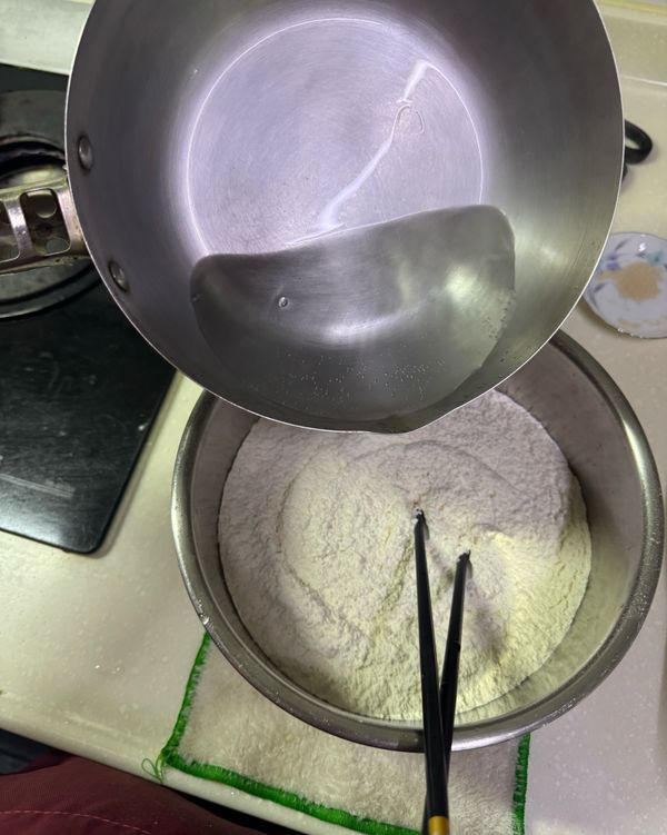 煮滾熱水後邊倒邊攪拌麵粉！