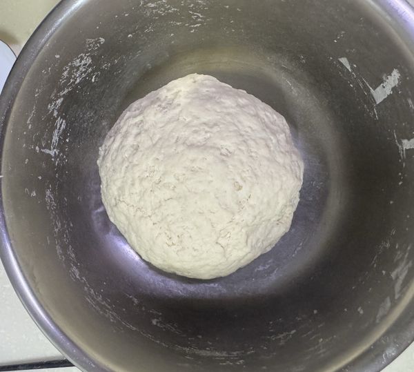 攪拌成糰
這時候的麵糰會醜醜的是正常的唷！
