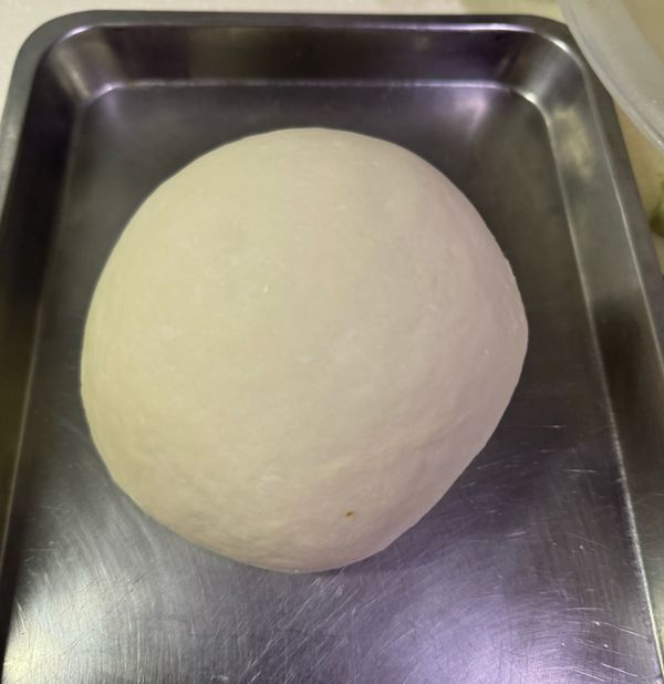 發酵後再把麵團揉搓約3分鐘，會呈現漂亮的光滑面！