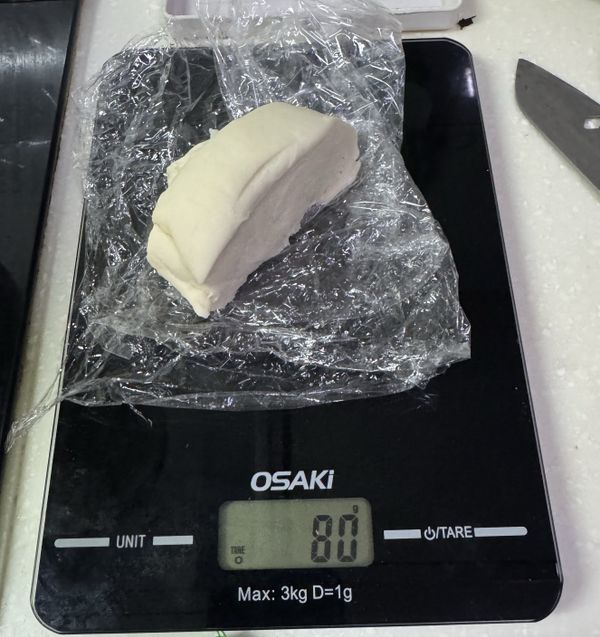 把麵團分切成一個80克左右