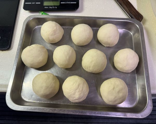 將分切好的麵糰收成麵球