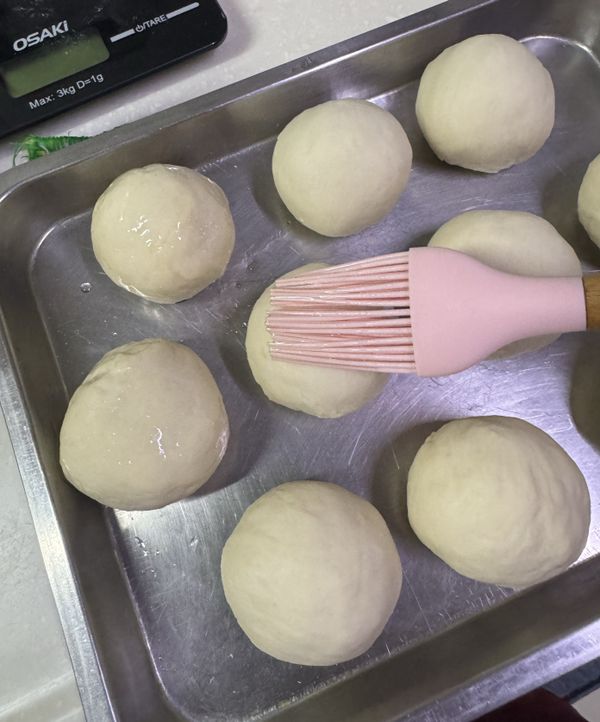 盤子上刷油，麵團上方也刷油，蓋上保鮮膜防止表面被風吹乾，靜置一小時