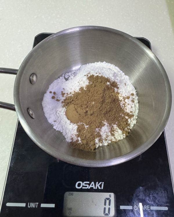 在等候麵團發酵醒麵的時間可以來做其他部分
油酥的部分其實看每個人的喜好！
加了之後會增加層次感