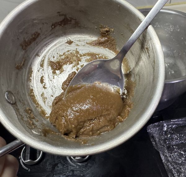 將油酥的食材全部加入碗中，淋入熱油攪拌均勻後即可！