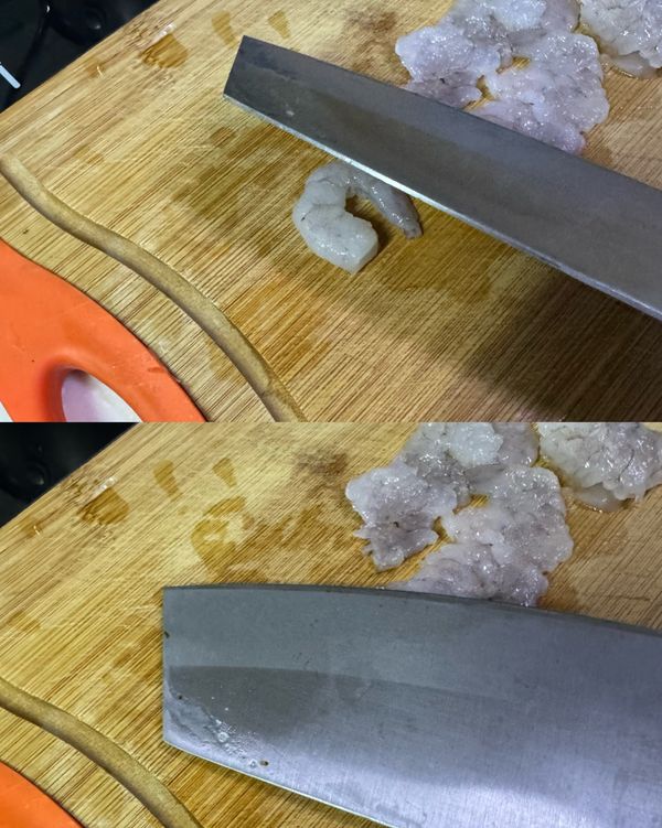 蝦仁洗乾淨之後用刀子壓扁扁