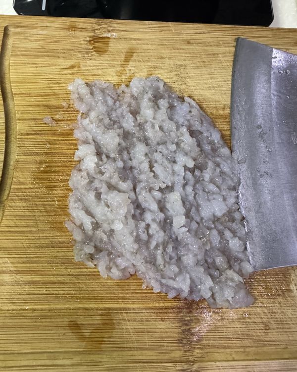 壓扁後再剁成蝦漿備用